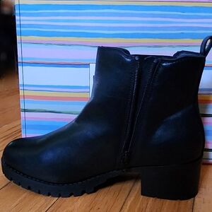 MIA Kids "Rhoda" Chelsea boot, size 6 (fit woman's 7.5) in Black